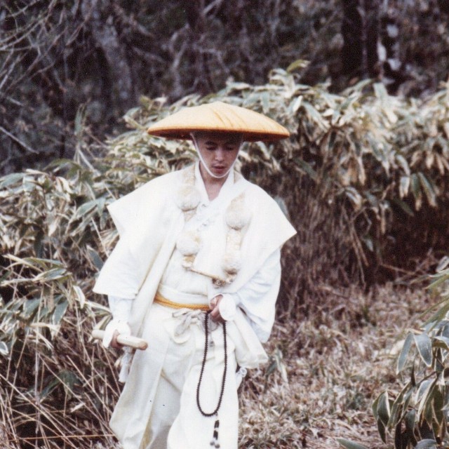 千日回峰行をする若き日の柳澤さん。歴史的快挙を伝えようと多くのメディアが注目し、長期で密着されることもあった