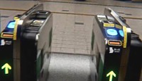 通路、改札、エスカレーターのシーンは馬喰横山駅を参考(たいらかけるさん提供、Xよりキャプチャ撮影)