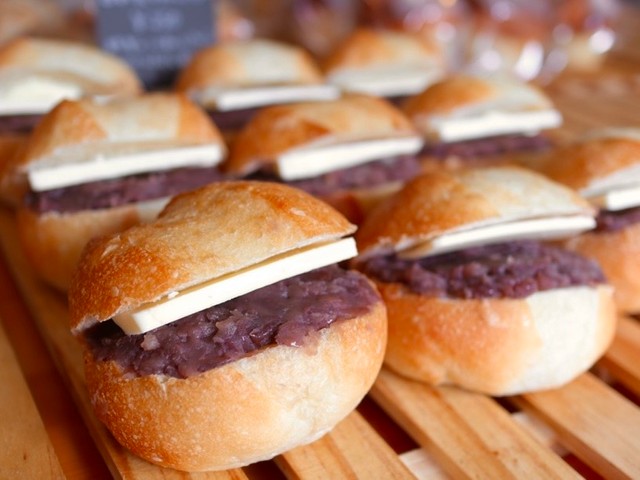 登山客に大人気の「ベーカリーレター」のあんこバターパン（250円・税込）