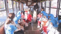 年末恒例「クリスマス電車」の運行始まる　出発式でサンタが園児にプレゼント　岡山電気軌道