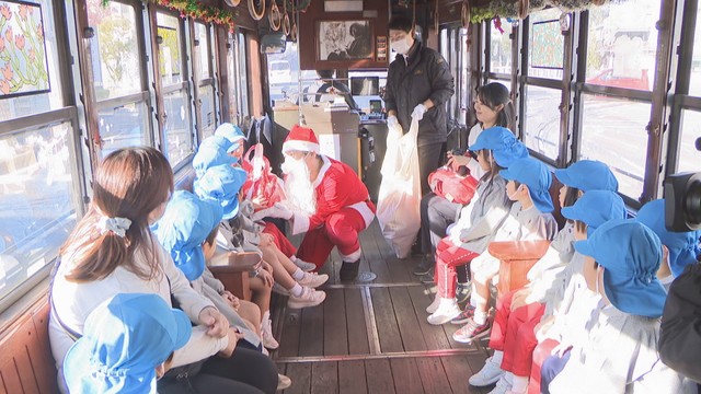 年末恒例「クリスマス電車」の運行始まる　出発式でサンタが園児にプレゼント　岡山電気軌道