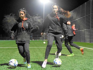 「女の子がサッカーなんて」を乗り越えた　難民の少女がボールをけって開く未来