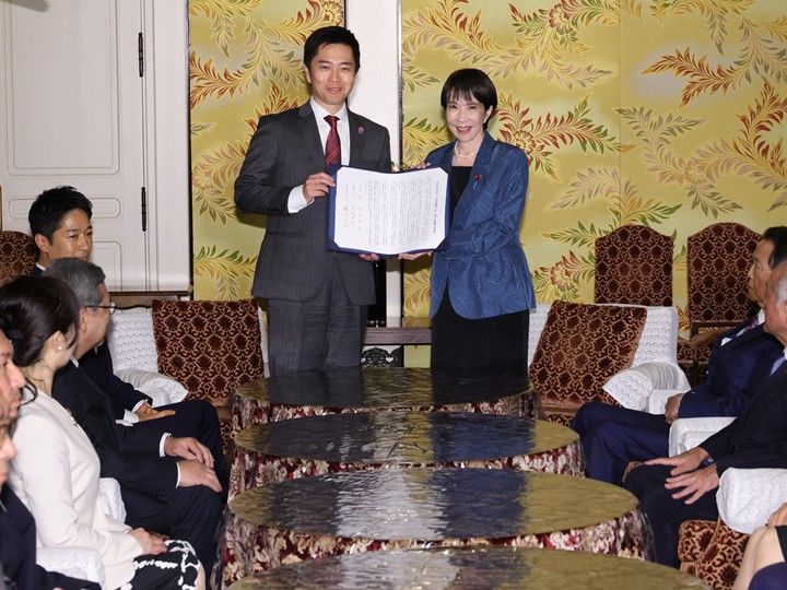 連立政権合意書に署名し、写真撮影に臨む自民党の高市早苗総裁（右）と日本維新の会の吉村洋文代表=2025年10月20日午後6時16分、国会内（朝日新聞社）