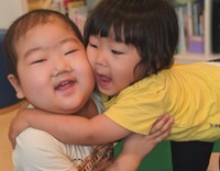 一馬くんと妹の優里南ちゃん（青木さん提供、Instagramよりキャプチャ撮影）