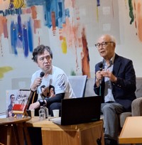 トークイベントで語り合う新刊「トラック野郎 50年目の爆走讃歌」の著者・小川晋氏（左）と元東映宣伝プロデューサーの福永邦昭氏＝都内