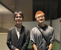 当時と同じ建物の前に並んだ柄澤さん（左）と後藤さん（右）／後藤寛貴さん提供