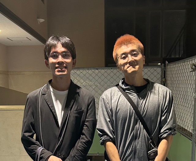 当時と同じ建物の前に並んだ柄澤さん（左）と後藤さん（右）／後藤寛貴さん提供