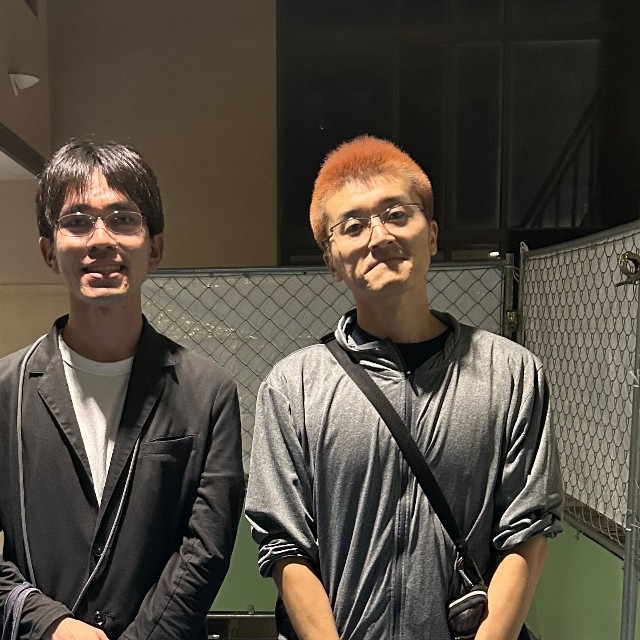 当時と同じ建物の前に並んだ柄澤さん（左）と後藤さん（右）／後藤寛貴さん提供