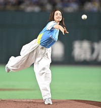 始球式を務める上戸彩＝東京ドーム