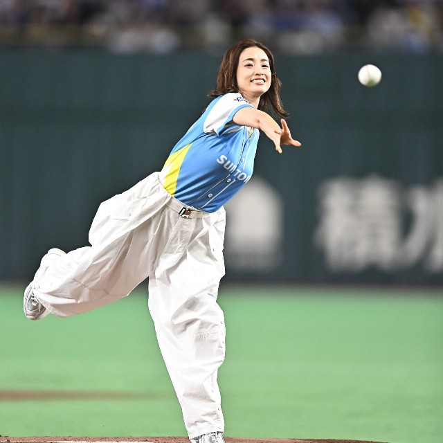 始球式を務める上戸彩＝東京ドーム