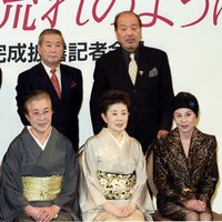 「川の流れのように」の完成披露記者会見で（後列右から）いかりや長介、谷啓、（前列右から）久我美子、森光子、三崎千恵子＝2000年（敬称略）