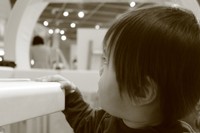 2児のママがひとりぼっちの男の子を発見、声をかけると…（photoACより「ゆるまる」さん撮影、イメージ画像）
