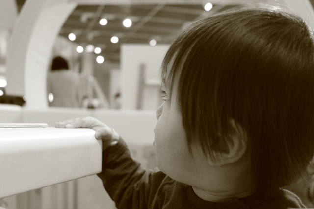 2児のママがひとりぼっちの男の子を発見、声をかけると…（photoACより「ゆるまる」さん撮影、イメージ画像）
