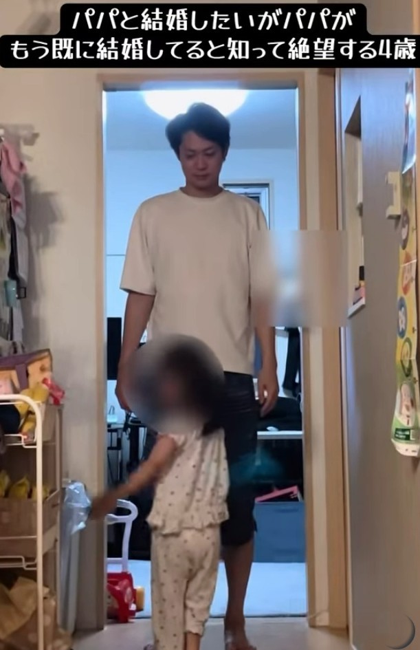 「パパけっこんしよー」とプロポーズをする4歳娘さん（「おここファミリー」さん提供、Instagramよりキャプチャ撮影）