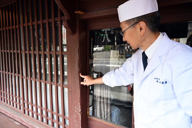 岩倉具視が出入りしていた頃に、新撰組が嫌がらせでつけた刀傷も残る