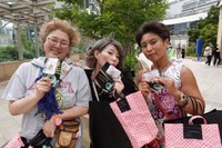 コミュ力を武器にキャンディーを配った「あめおばちゃん」の（左から）下剋上キノコさん、めぐネエさん、なおこさん