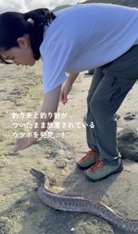 ウツボは釣り糸と釣り針が絡まったまま放置された状態だったそう／投稿主さん提供
