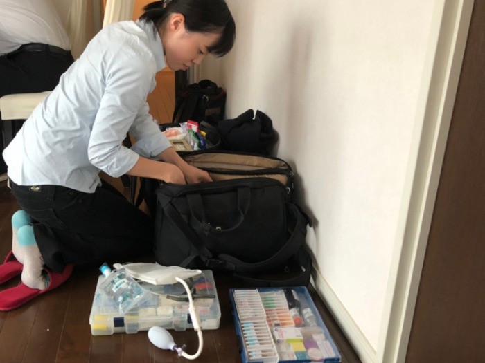 往診先で薬などの準備をする動物看護師の須之内さん
