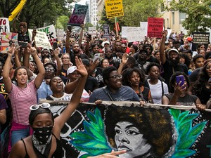 元ネオナチが白人至上主義者の脱会を手助け　“排除”ではなく、“かかわり”を 　