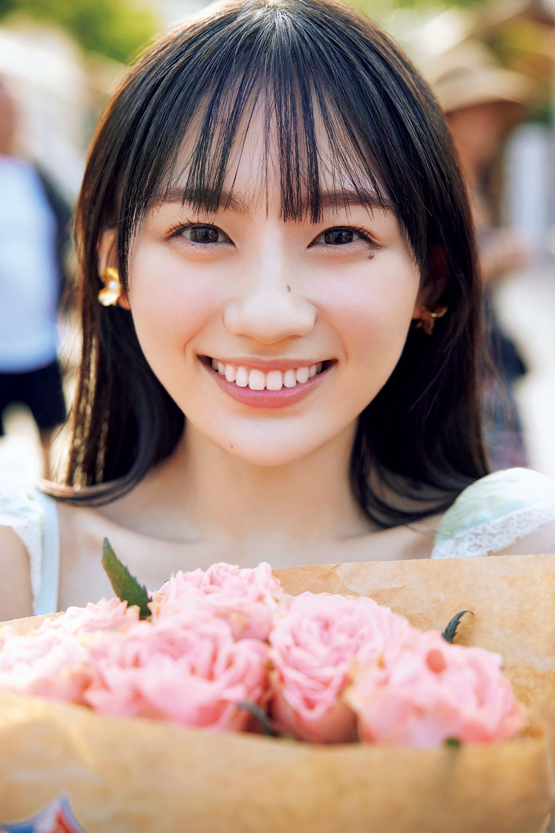 華やかなドレスから制服姿まで 乃木坂5期生美女 1st写真集の裏表紙4種