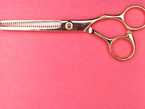 髪型を変えて、未来をも変えて自分をご機嫌に。美容室は魔法の世界