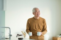 コーヒーを手に声をかける父親　※画像はイメージです（japolia/stock.adobe.com）