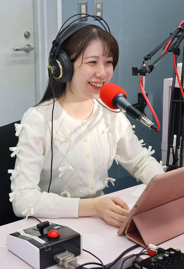 ラジオ番組で病気予防などについて語る粟岡さん（草津市草津２丁目・えふえむ草津）
