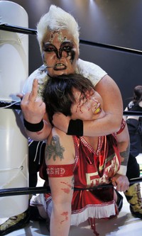 ダンプ松本から凶器攻撃を受ける長与千種＝2014年