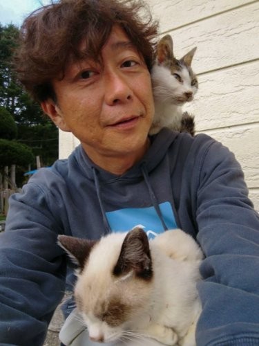 吉田裕吏洋　１９７２年北海道札幌市生まれ。団体職員。北海道内の外猫・街猫をメインの被写体とし、彼らが暮らす街と共にその姿を記録する活動をライフワークとしている。