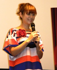 試写会に出席した加藤紀子。左手薬指には指輪＝2013年