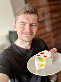 ラトビア人ロマンさん、お手製のケーキを披露（画像提供：ラトビア人ロマンさん）