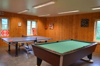 バルドレス刑務所の娯楽室に置いてあるビリヤード台と卓球台