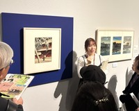 「ここに注目してください」。学芸員の一言に、来場者の視線が作品へと集まる＝神戸ファッション美術館