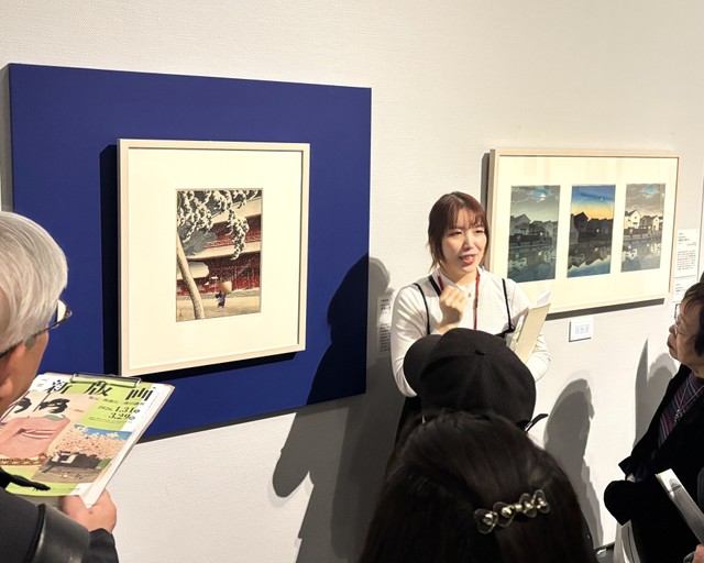 「ここに注目してください」。学芸員の一言に、来場者の視線が作品へと集まる＝神戸ファッション美術館