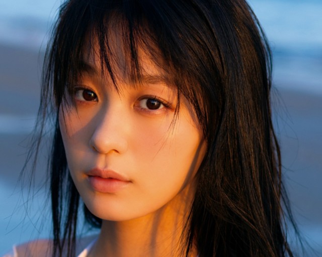髙野真央1st写真集『まおのこと、』表紙カット　撮影：佐藤裕之／（講談社）