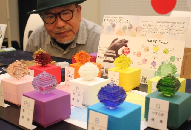 ガラス小物「手のひらガラス」と、制作したつの田さん（京丹後市内）
