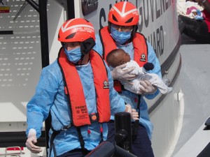 リモート化進む世界、それでも移動に命をかける人がいる　記者が目撃した密航の現場