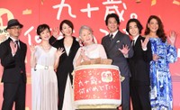 （左から）前田哲監督、藤間爽子、真矢ミキ、草笛光子、唐沢寿明、片岡千之助、ＬｉＬｉＣｏ＝2024年