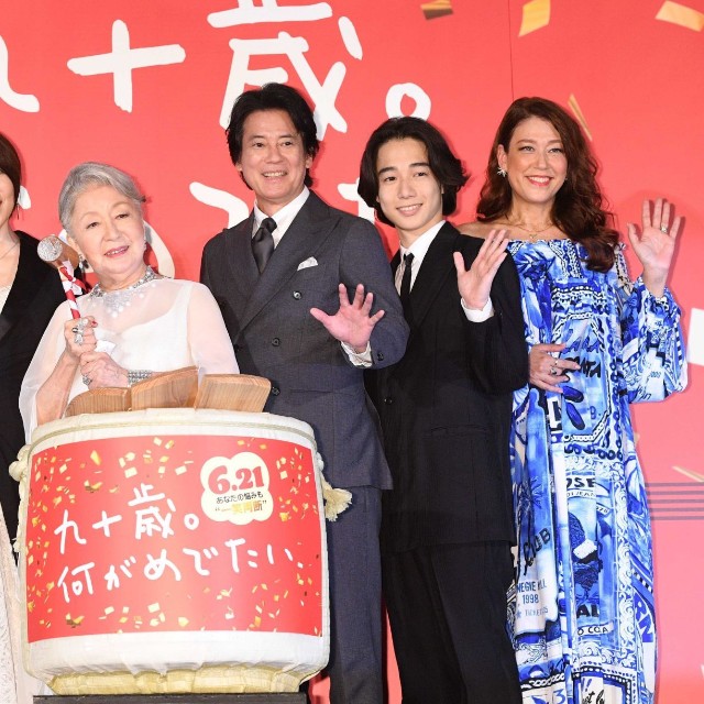 （左から）前田哲監督、藤間爽子、真矢ミキ、草笛光子、唐沢寿明、片岡千之助、ＬｉＬｉＣｏ＝2024年