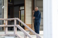 勝巖院の本堂で掃除をする立田住職（京都市上京区）