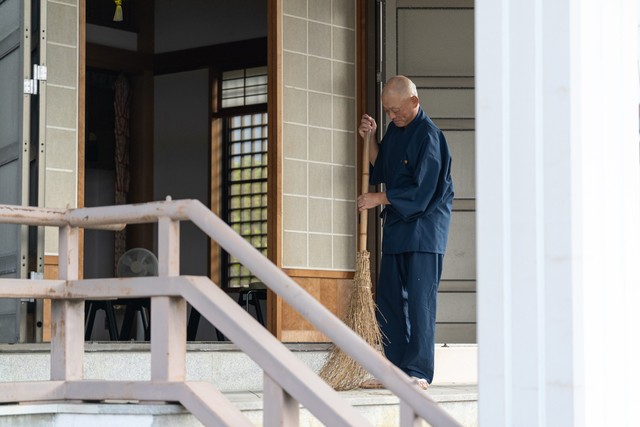勝巖院の本堂で掃除をする立田住職（京都市上京区）