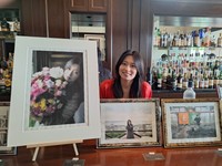 自身が被写体となった作品が展示され会場で思いを語る元「アイドリング!!!」メンバーの後藤郁＝都内