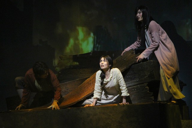 巨人に壊された家の下敷きになってしまうエレン（左：岡宮来夢）の母カルラ・イェーガー（舞羽美海）©諫山創･講談社／「進撃の巨人」-the Musical-製作委員会
