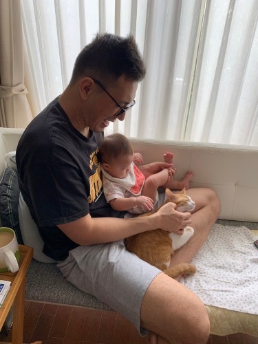 猫のことを「your brothers」と、世名ちゃんが赤ちゃんの頃から伝えきた。ペットではなく、家族だ（高橋さん提供）