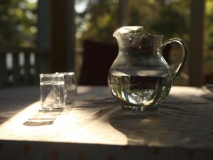 水道水が飲めない。水をコップに汲むたびに思い出すあの日々