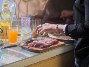 家族で集まるとき、なぜ女性だけが料理やお酒の準備をするの？私に芽生えた違和感