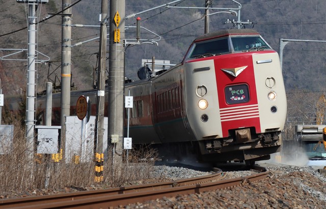 振り子式の採用でカーブ通過時は車体が内側に傾き、高速で走行できる＝総社市