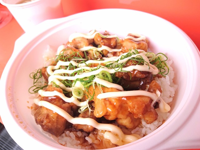 定番の鶏唐玉マヨ丼もなんだか本格的