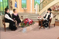 「徹子の部屋」に出演する加賀まりこ、冨士真奈美、黒柳徹子＝テレビ朝日提供