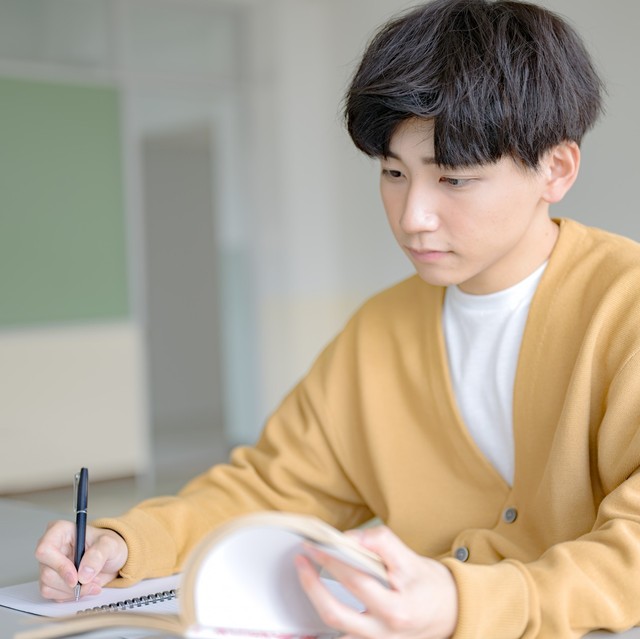 塾に通わない場合の学習スタイルとは　※画像はイメージです（YUTO@PHOTOGRAPHER/photoAC）